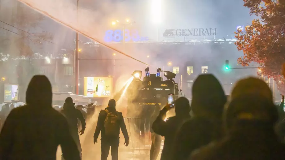"Лягай на земята" и последвал бой: Полицейски произвол срещу фенове (ВИДЕО)