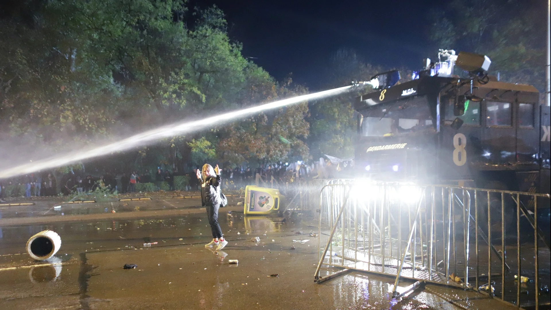 "Всичко става на кълбета": Министър обяснява защо водното оръжие беше на протеста срещу БФС
