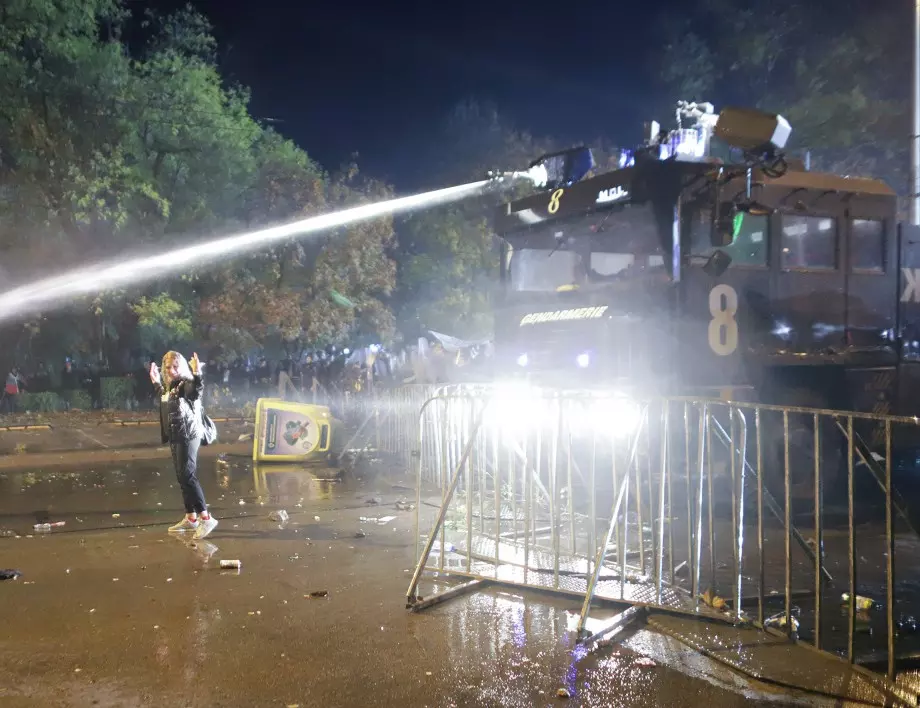 "Всичко става на кълбета": Министър обяснява защо водното оръжие беше на протеста срещу БФС