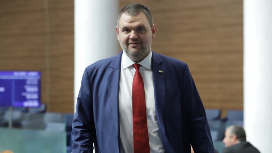 Пеевски "застана твърдо зад МВР": Това беше като гангстерска битка на улицата