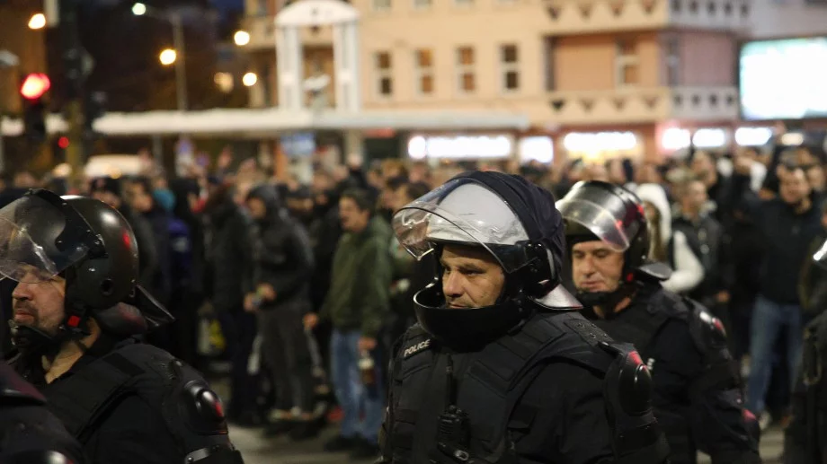 Реакция! И полицаите излязоха на протест след информациите за насилие спрямо феновете