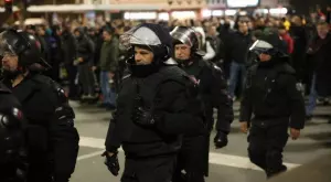 Отвратително: Полицаи се подиграли и пребили момиче от протеста, обещали още