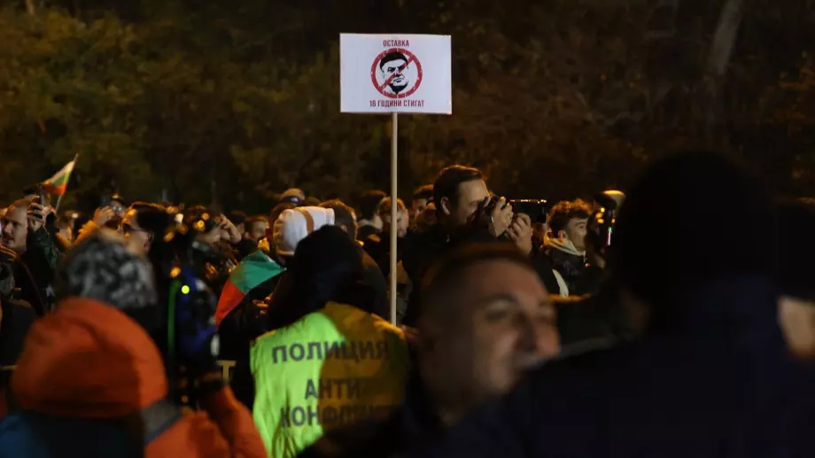 Протестиращите отвръщат на удара с удар: Фенове запалиха полицейски бус (ВИДЕО+ГАЛЕРИЯ)