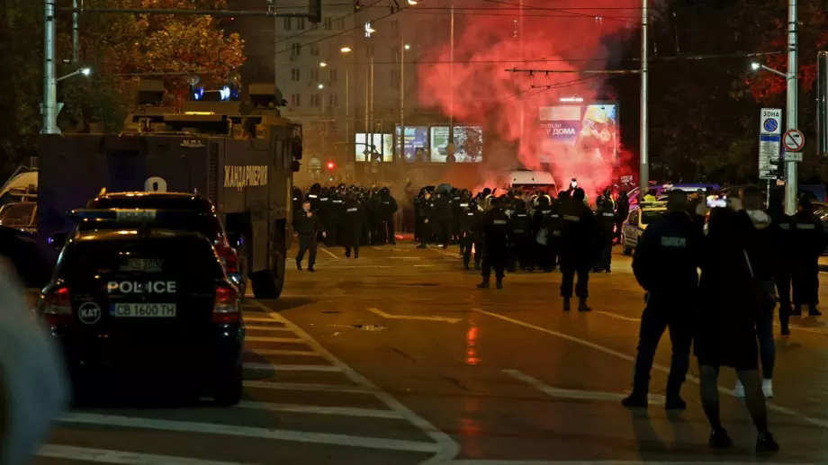 Официално: Колко са арестуваните и ранените след протестите? Полицаите съзрели атака с Молотов?