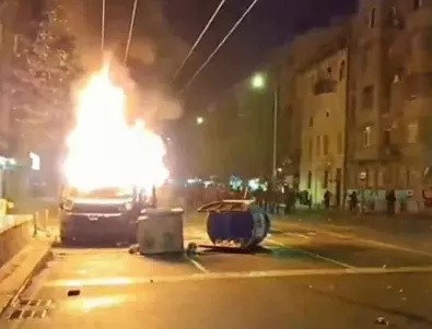 Протестът срещу БФС ескалира: Полицейски бус гори в центъра на София (ВИДЕО+СНИМКИ)*