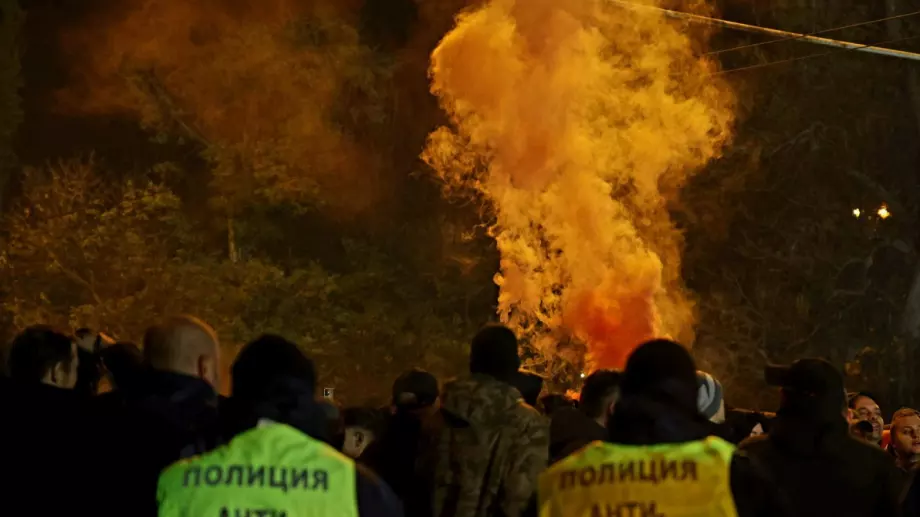 ВИДЕО: Шеги, закачки и поздравления - някои полицаи са доста горди с побоя