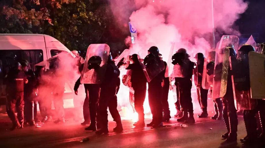 ВИДЕО: Без да подбират, полицаи на протеста нахлуват в заведение и млатят наред