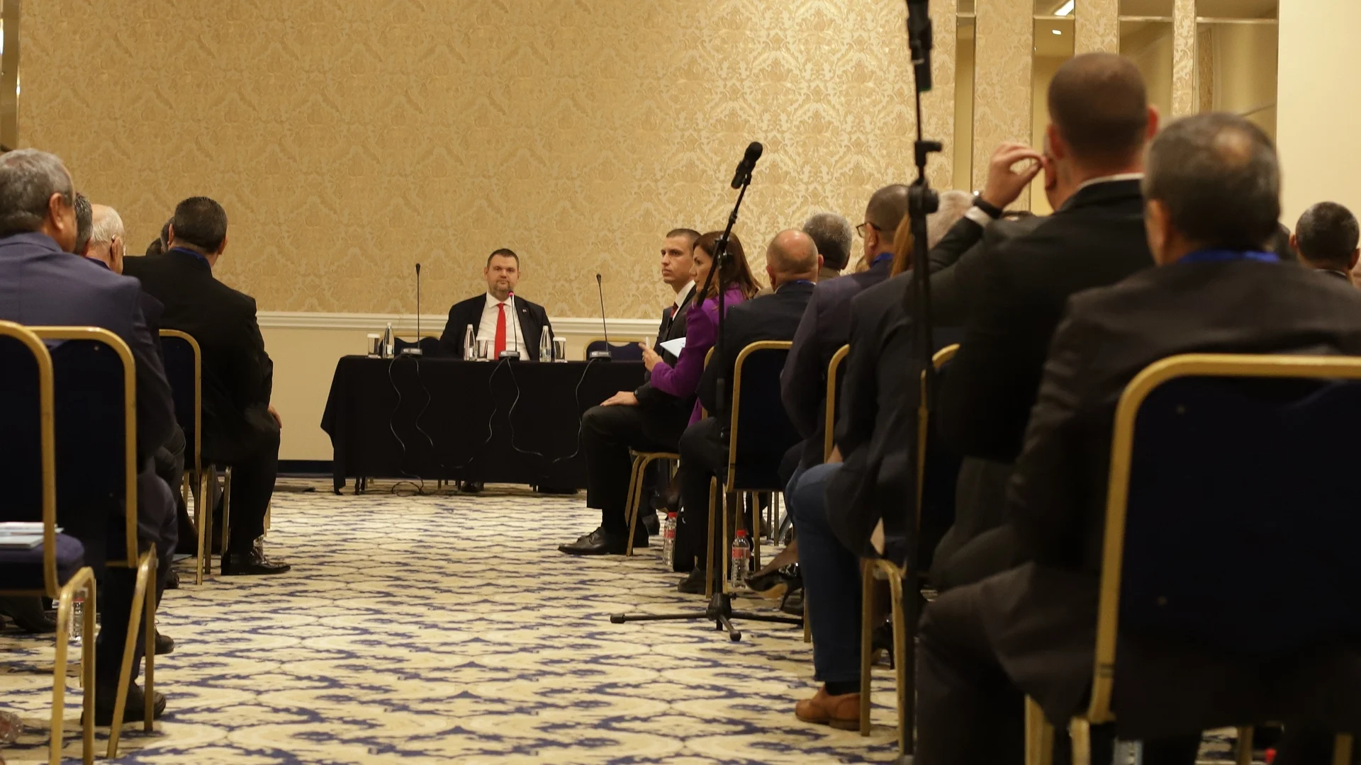 Пеевски еднолично откри заседанието на ДПС - Доган с неочаквано отсъствие (СНИМКИ)