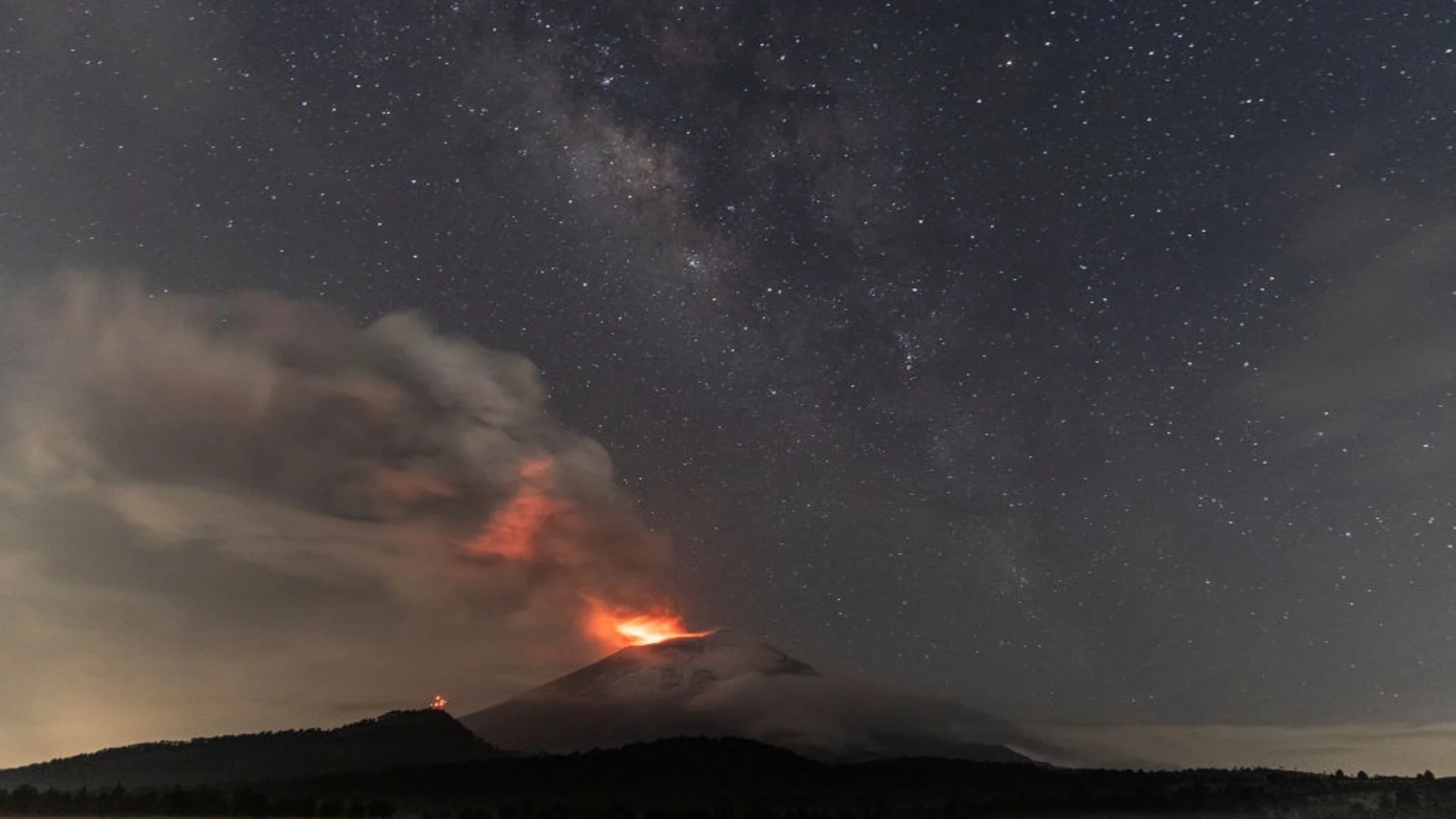 Изригна вулканът Попокатепетъл, Мексико се готви за евакуация (ВИДЕО)