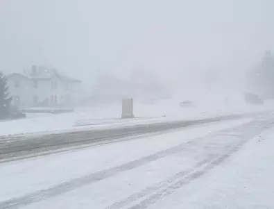 Сняг на прохода Шипка, пътищата са почистени и опесъчени 