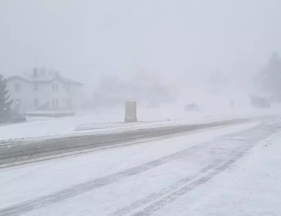 Сняг на прохода Шипка, пътищата са почистени и опесъчени 