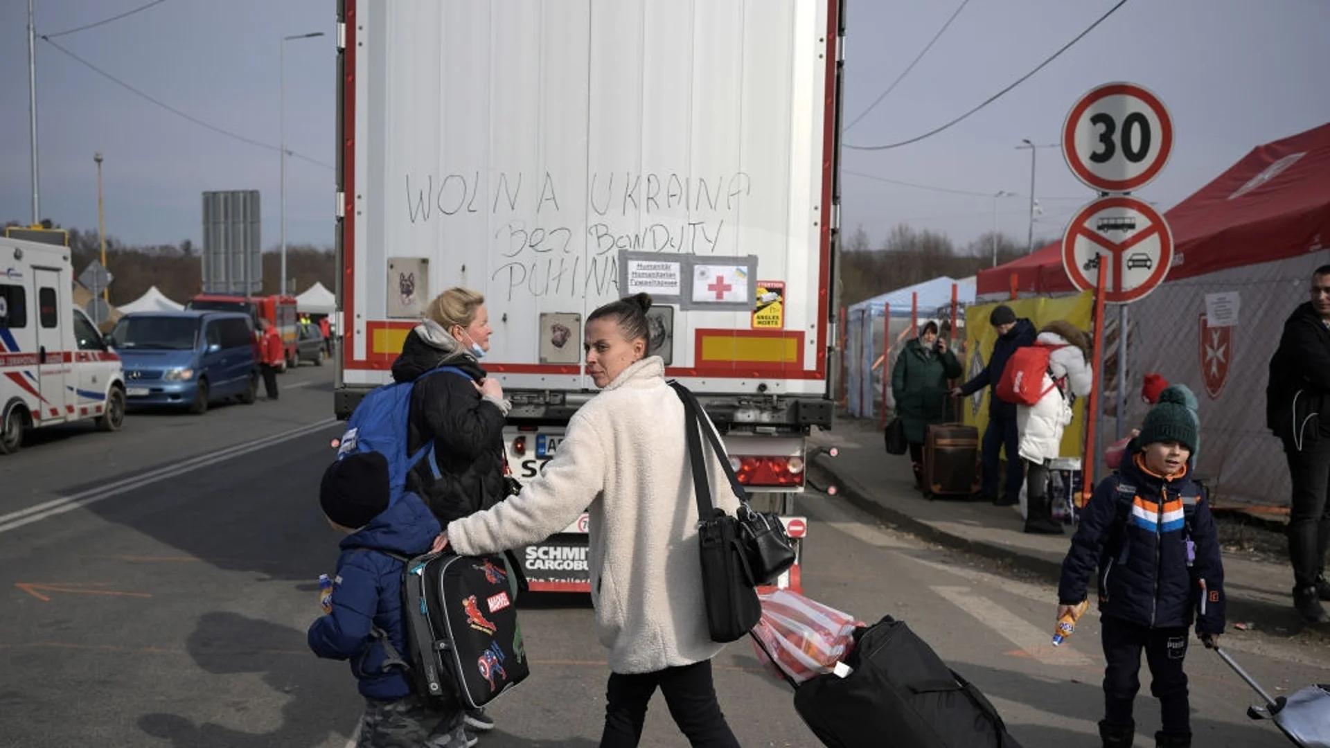 Словашки превозвачи блокираха стотици украински камиони на границата (ВИДЕО)