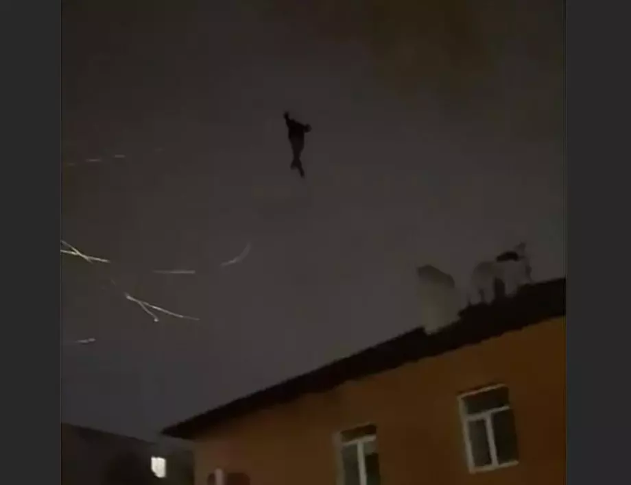 Бос по жицата: Руската полиция преследва мъж по ел. кабелите в небето (ВИДЕО)