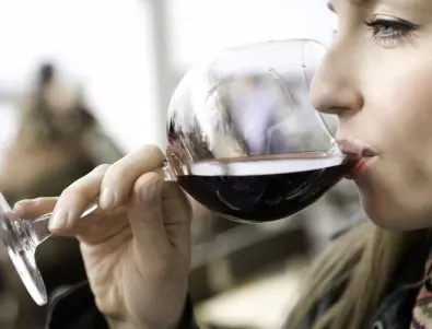 Защо чаша червено вино причинява главоболие?