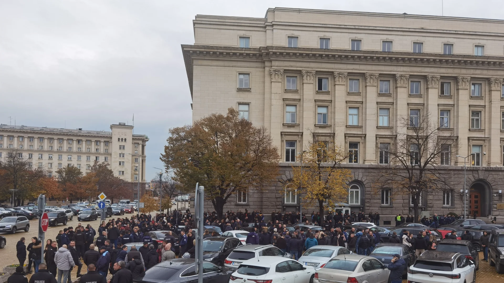 Не политизирайте сблъсъците с феновете: Полицаи от СДВР на протест пред НС