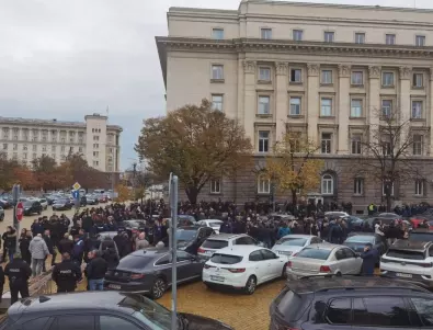 Не политизирайте сблъсъците с феновете: Полицаи от СДВР на протест пред НС