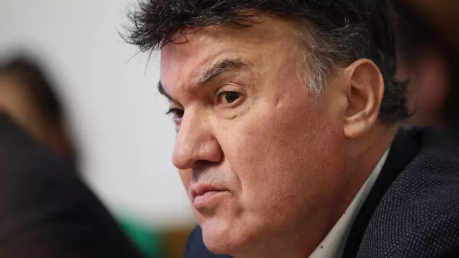Борислав Михайлов опитал да се скрие от журналистите в кабинет на ДПС