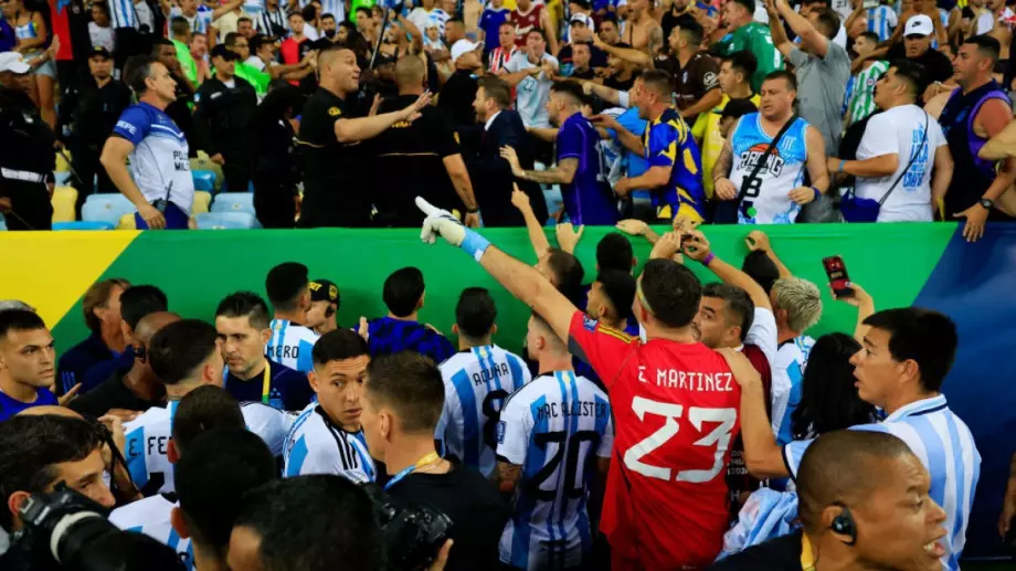 Аржентинска легенда се хвърли пред полицейските палки, за да спаси феновете (ВИДЕО + ГАЛЕРИЯ)