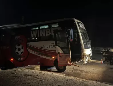 Автобус с 16 деца катастрофира край Дряново, шофьорът е починал