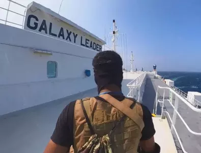 С оръжие в ръка: Хутите танцуват на палубата на отвлечения кораб, на който има двама българи (ВИДЕО)