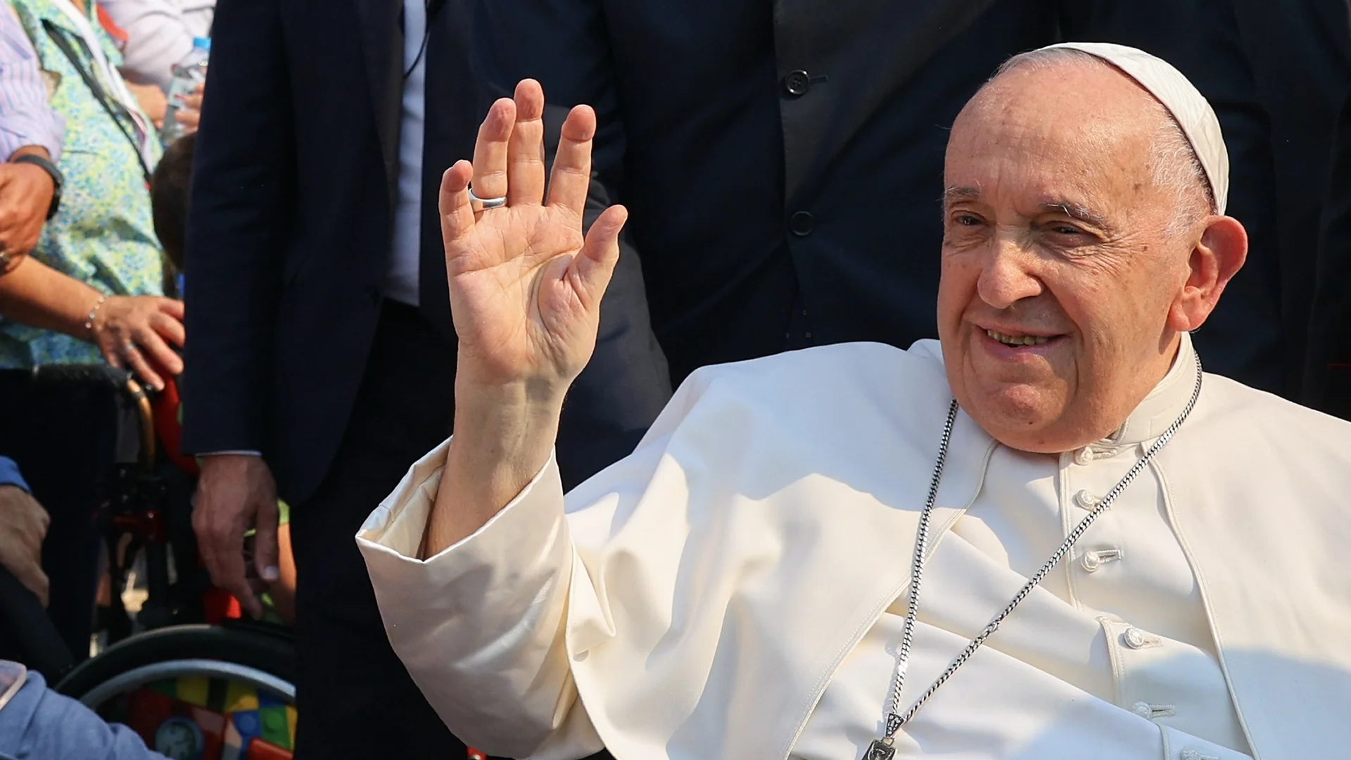 Папа Франциск покани на вечеря цял автобус с трансджендър жени (ВИДЕО)