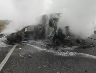 СНИМКИ: Две коли и микробус в смъртоносна катастрофа на пътя Пазарджик-Пловдив