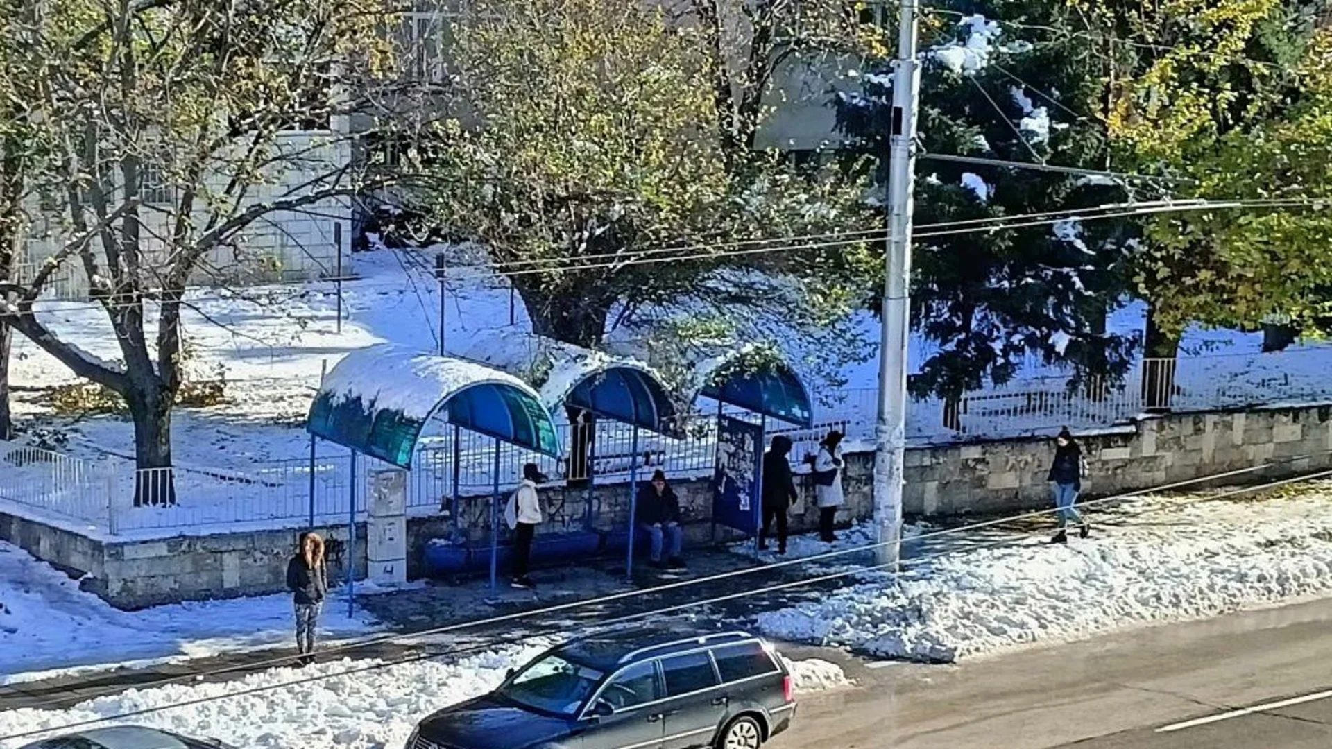 Продължава почистването на снега в община Плевен, в няколко училища и детски градини не се извършва учебен процес днес