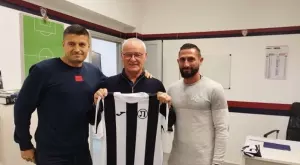 Клаудио Раниери позира с фланелка на Локомотив Пловдив, подписана от Христо Бонев (СНИМКИ)