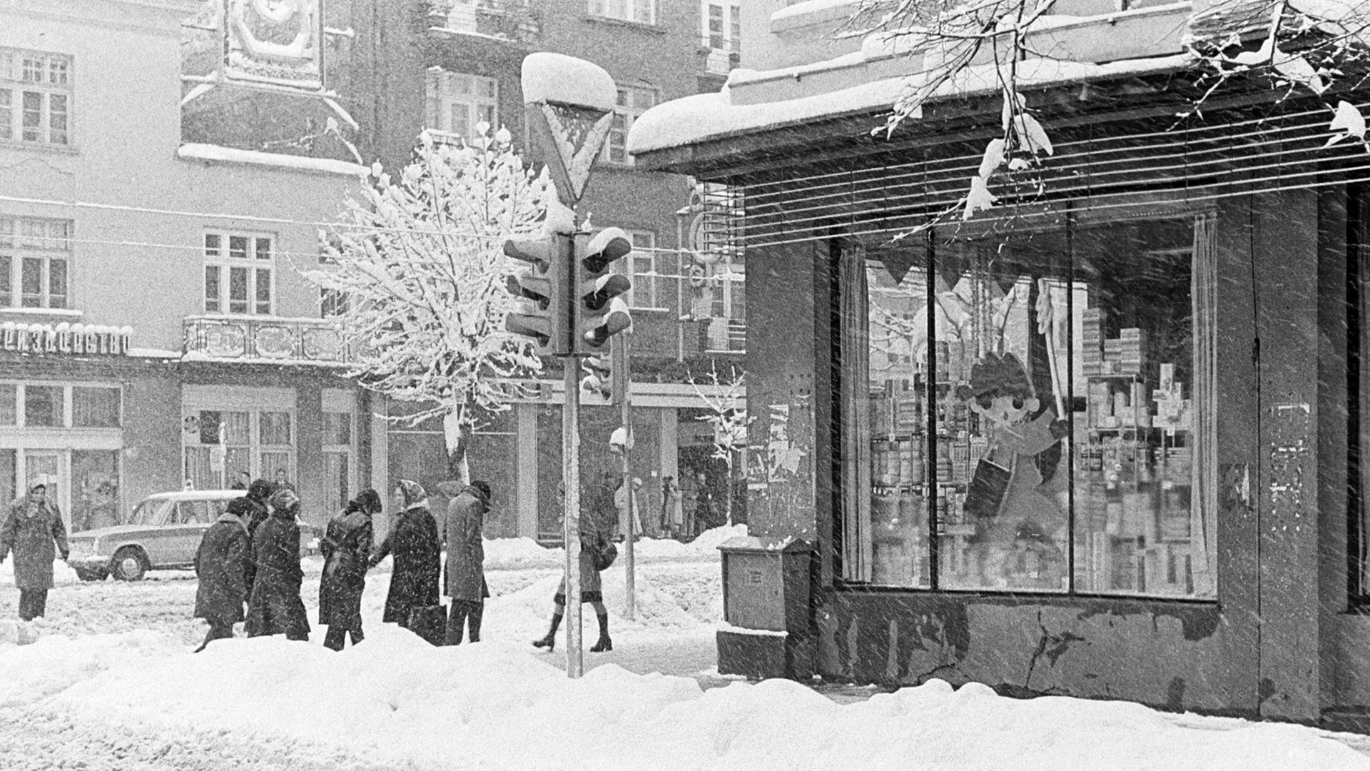 Пътуване във времето: Красиви кадри на снежна София от 1974 г. (СНИМКИ)