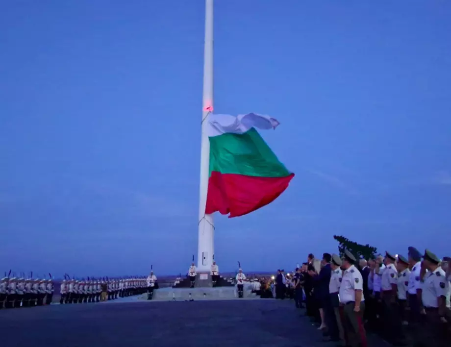 Свалиха националния флаг от хълма "Боровец" - било много студено (СНИМКИ)