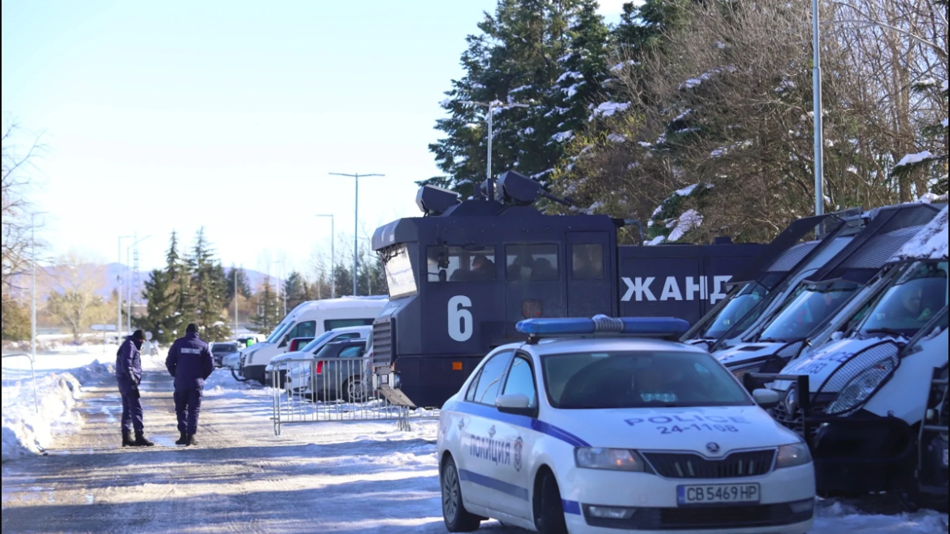 СНИМКА: Водно оръдие паркира пред БФС преди заседанието на Изпълкома