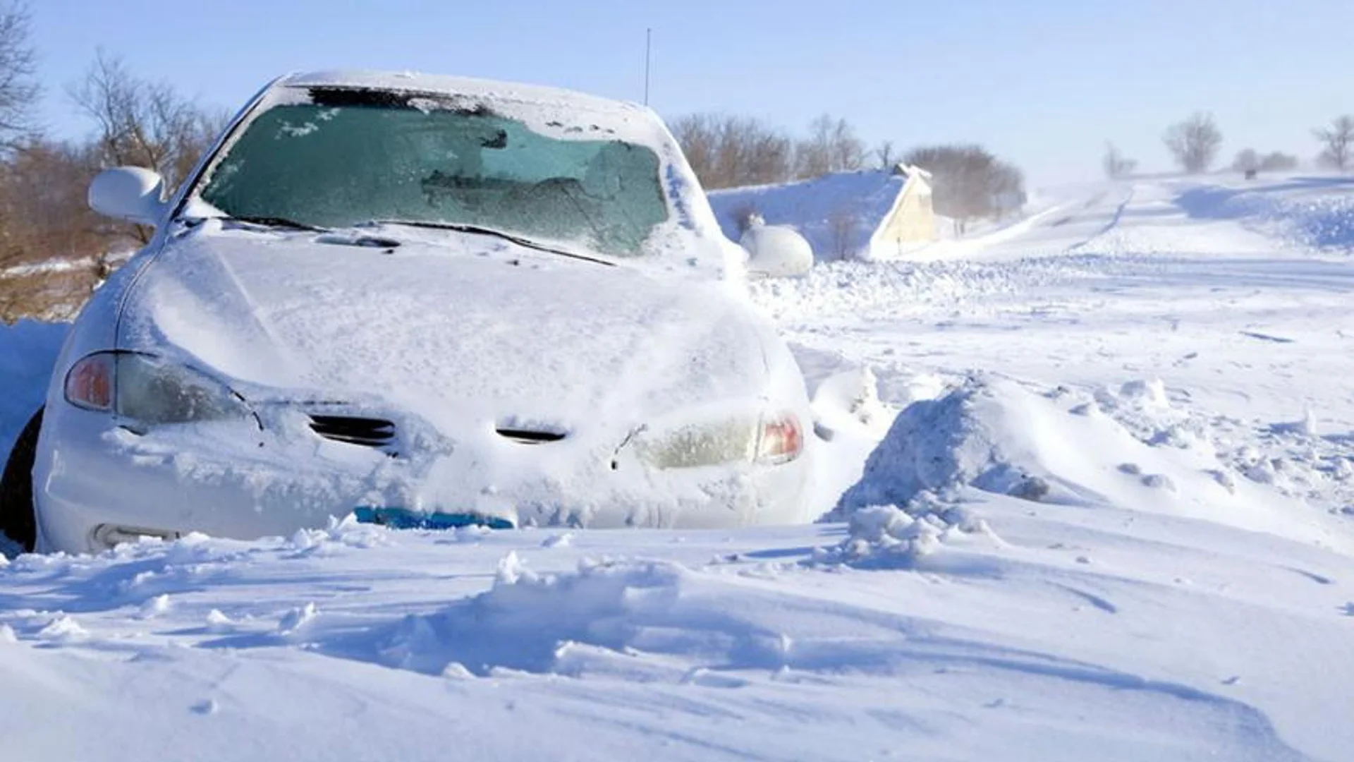 Какво не трябва да правите с колата, ако затънете в снега