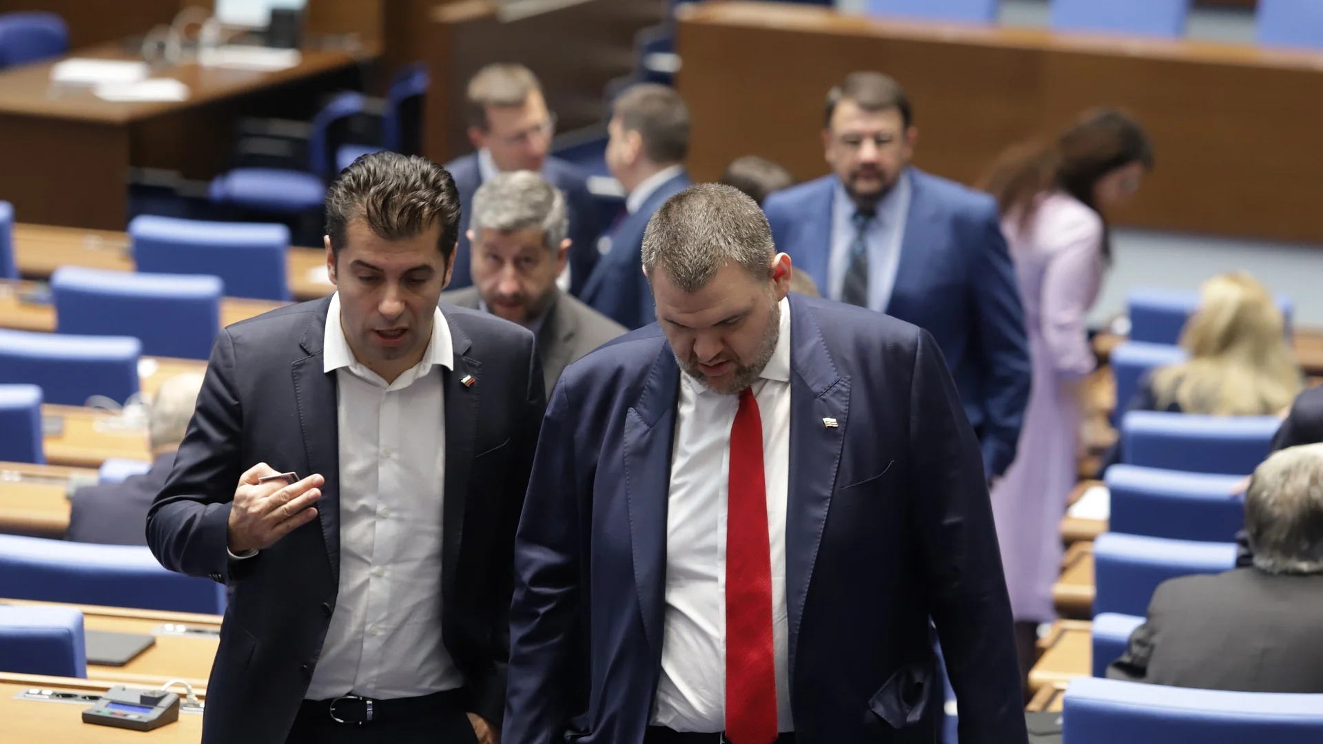 Какво си крещяха Кирил Петков и Делян Пеевски в парламента? (ВИДЕО)