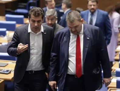 Какво си крещяха Кирил Петков и Делян Пеевски в парламента? (ВИДЕО)