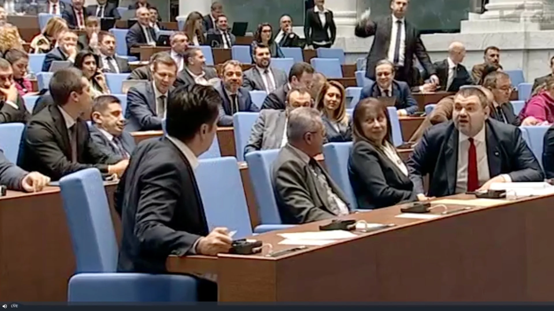 Скандал между Петков и Пеевски в пленарна зала. Нинова: Излезте и се разберете като мъже (ВИДЕО)