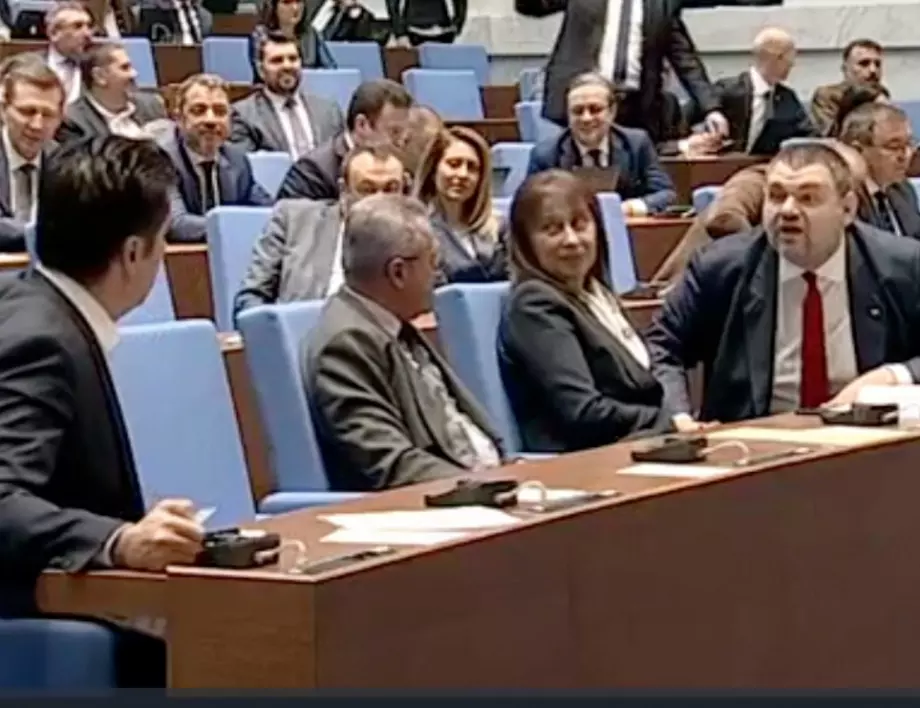 Скандал между Петков и Пеевски в пленарна зала. Нинова: Излезте и се разберете като мъже (ВИДЕО)