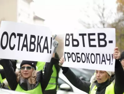 Земеделците продължават с протестите, искат оставката на Кирил Вътев