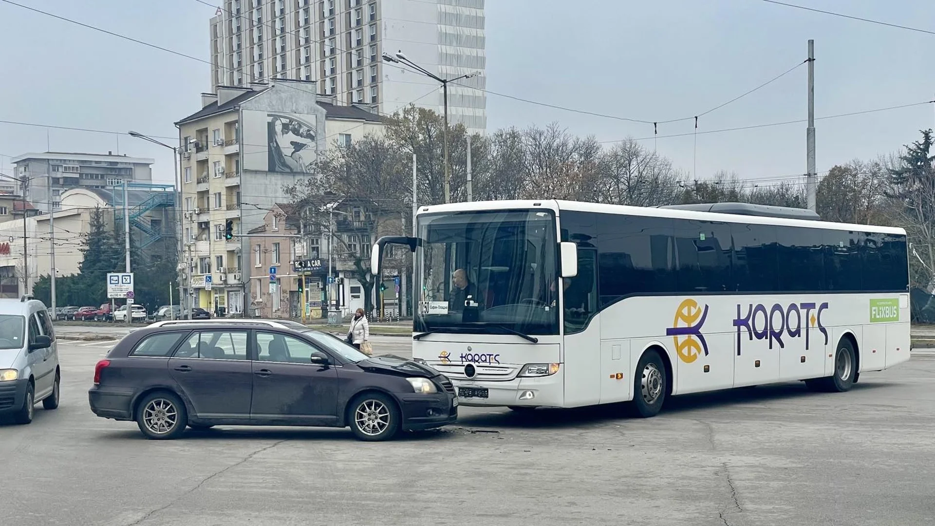 Автобус и кола се удариха пред Централна гара (СНИМКА)