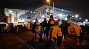 Грозно и брутално! Батални сцени в Англия, фенове подпалиха полицаи (ВИДЕО)