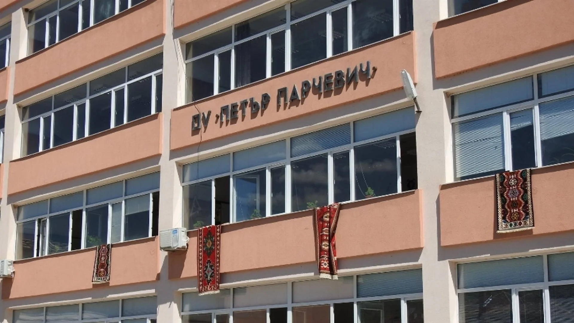 Първото светско училище в България е затънало в дългове (СНИМКИ)