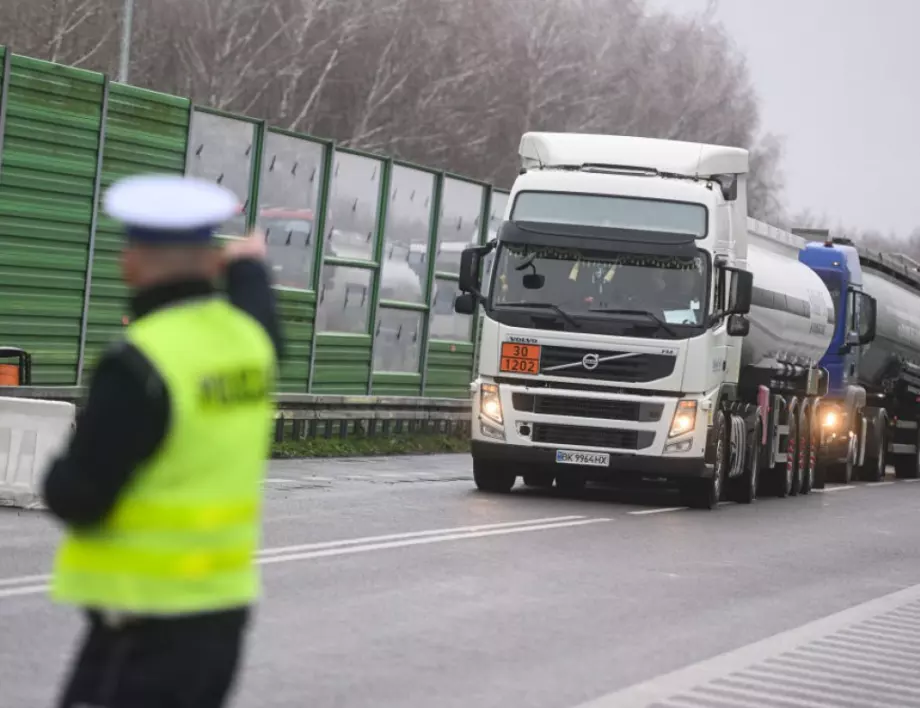 Евродепутатите настояват за спешни мерки срещу опашките от камиони по границите на ЕС