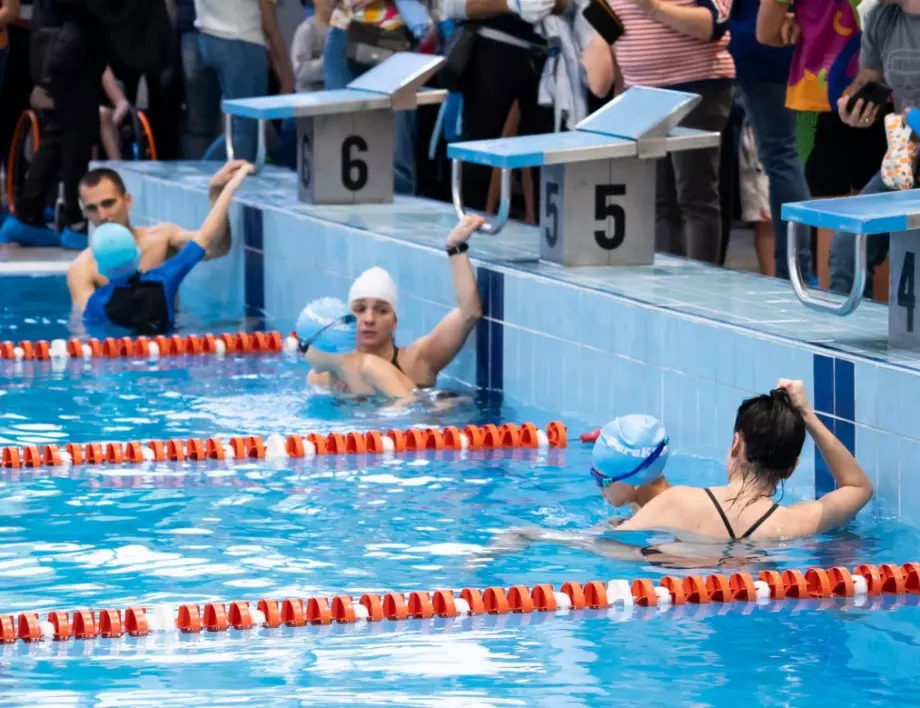 Деца със специални потребности се радваха на турнир по плуване, Георги Георгиев ги награди (ВИДЕО и СНИМКИ)