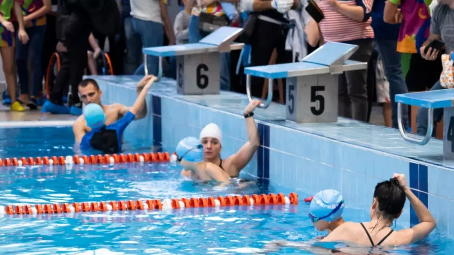 Георги Георгиев награди победителите в турнир по плуване за деца със специални потребности (СНИМКИ)