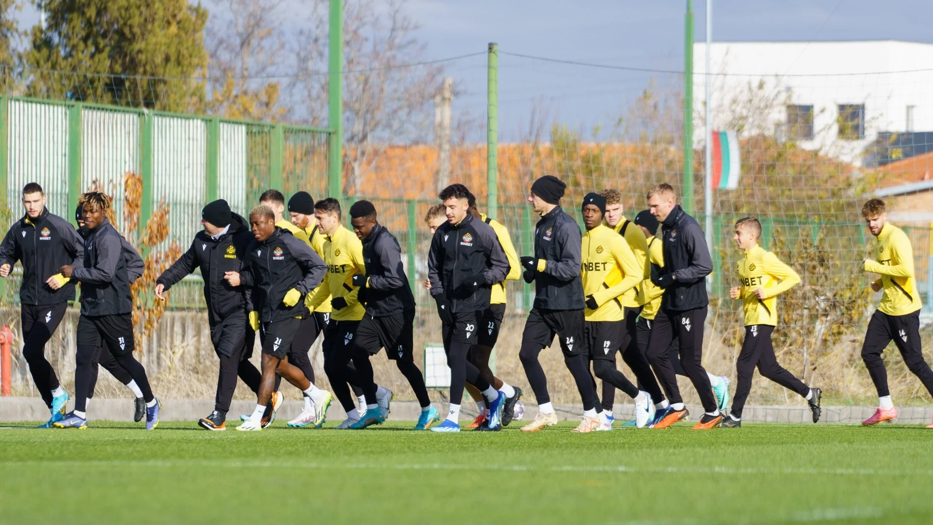 На „Колежа“ работят здраво: Ботев Пловдив представи втори нов (СНИМКА)