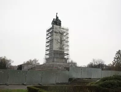 Областната управа: Паметникът на съветската армия трябва спешно да бъде демонтиран