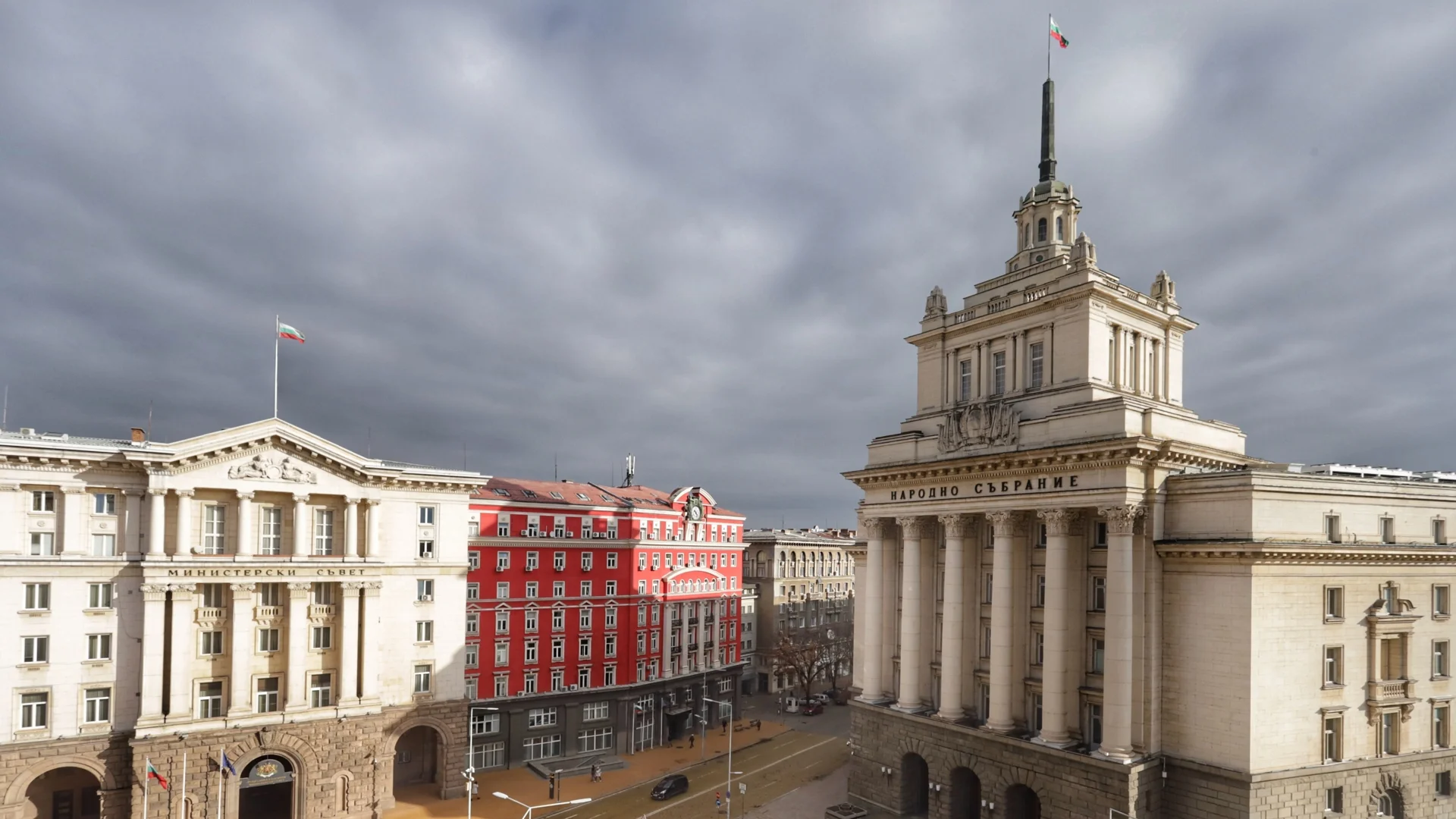 Хаос в парламента: Пуснаха се противопожарните аларми, асансьорите блокираха (ВИДЕО)