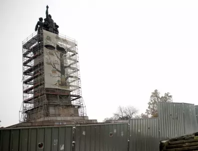 Започва демонтаж на фигурите на Паметника на Съветската армия, поставиха и нови ограждения с цел безопасност