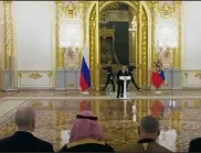 От санитарни съображения: Путин на безопасно разстояние от чуждите посланици на церемония в Москва (ВИДЕО)
