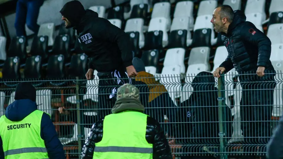 Невиждана глупост: Хулиганите на Славия трошат стадиона си, за да нападнат ЦСКА (ВИДЕО)