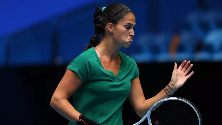 Тенис: Изабелла Шиникова се бори здраво, но приказката ѝ в Дубай приключи на 1/4-финалите